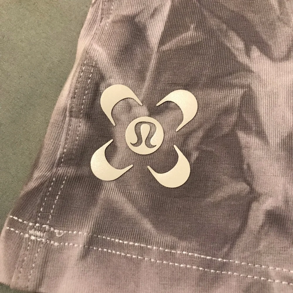 Women’s Lululemon purple tank top size 8 - Picture 3 of 4